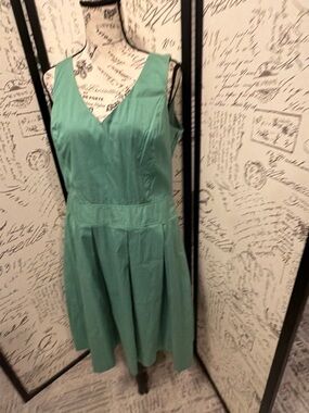 Casual Corner Mint Green Sleeveless V-Neck Midi Dress
